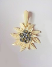 alter Anhänger, Edelweiß aus Bein geschnitzt mit Öse, 3 cm Ø