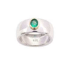 breiter Silberring mit Smaragd in Goldfassung