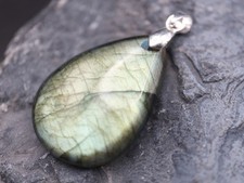 GJ69 LABRADORIT TROPFEN GRÜN