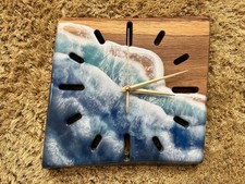 Ozeanwellen Epoxid-Wanduhr – 24x24 cm Eiche & Harz – Handgefertigte Designuhr