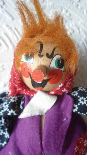 Marionette hexe auf besen - auf,