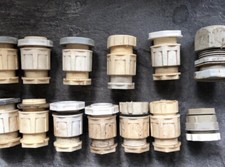 13 Stück DDR Kabelverschraubung weiß rund & eckig - Original