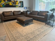 Zeitloses Echtleder Sofa 2 x 3 Sitzer und 1 Hocker Farbe: Fango