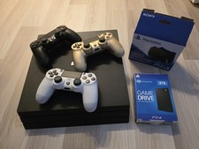 PS4 Pro 1TB + 3 Controller +