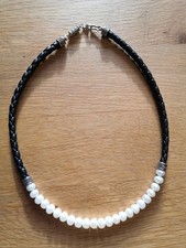 Kette mit Leder und Perlen