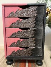    Stilvolle Kommode aus Naturholz mit Elementen skulpturaler Malerei62x39x35 cm