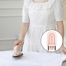 Hand hält Bügeln Kleidung