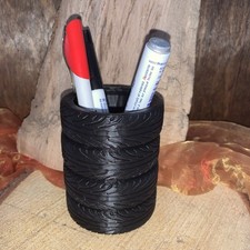 Autoreifen als Stifthalter