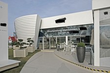 grosses Tor Schiebetüre Fassade Messebau 1 x aufgebaut Messe Glastüre