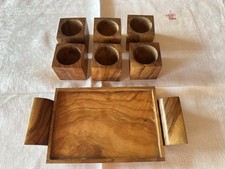 Eierbecher auf Tablett 