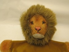 X-39299	Steiff Handpuppe Löwe, weichgestopft, L. ca. 31 cm, mit Knopf