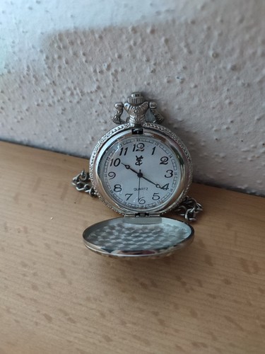 Eine taschenuhr mit kette - kette, und