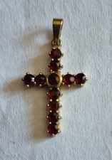 Kreuzanhänger aus Gelbgold mit Granatsteinen