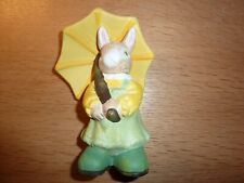 OSTERDEKORATION: OSTERHASEN MÄDCHEN MIT SCHIRM - TON (?) - CA. 16 X 11 CM