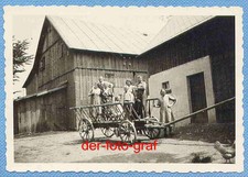 Foto, alte Landwirtschaft, Bauernfamilie auf dem Leiterwagen, Scheune, um 1938 !