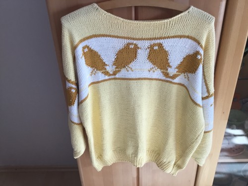 Gelber strickpulli mit - strickpulli,