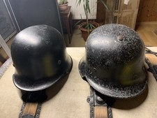 2 Helme der Feuerlöschpolizei bzw. Feuerwehr im guten, altersgemäßen Zustand