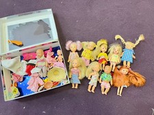 ✅ Konvolut Barbie Shelly (heute: Chelsea) Puppen mit Babys, Outfits, Zubehör