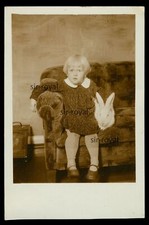 Blondes Mädchen mit Riesenkaninchen auf Sofa - 1930er - Foto-AK 9x14cm