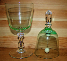 Weinglas und Tischglocke