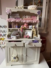 grosser Puppenschrank