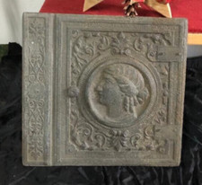 Ofenplatte Kaminplatte Gusseisen sehr alt vintage mit Relief Porträt 25,5x26cm