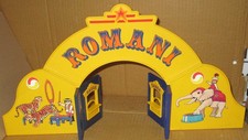 Eingangsportal zum Zirkus Romani...035