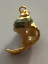 Anhänger in Muschel