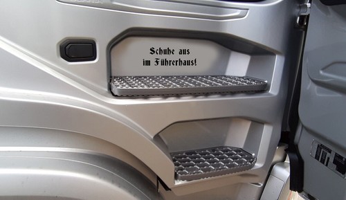 Schuhe aus im führerhaus - ,