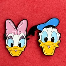 2 x Pin, Badge, Anstecker