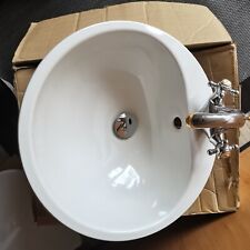 Waschbecken rund mit Grohe Amaturen mit Gold Aplicationen