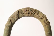 Alter Reif mit Gesichtern