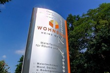 Werbepylon, ovales Design, Fronten silber, H=2200 mm