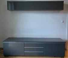 Graue Ikea Hochglanz BESTA TV Bank mit passendem Hängeschrank