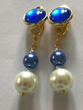 Ohrclips / weiße und blaue Glasperlen / Katzenaugen-Glascabochon / 3,5 cm