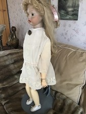 Künstlerpuppe Porzellankopf Puppe Repro ca 75 cm Körper,  Gummi defekt. Ständer.