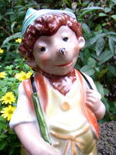 MECKI MEKKI ALS RAUCHVERZEHRER PORZELLAN UM 1950, 18cm HOCH, NACHLAß