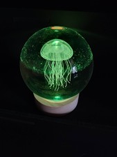 Glaskugel mit Holzsockel, ca 8cm, elektr. Beleuchtung, Farbwechsel Qualle