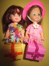 B2080) ZWEI BRÜNETTE ORIGINALE BARBIE SHELLY PÜPPCHEN MATTEL+ZWEI GESCHENKE