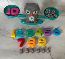 Eule Mathe Waage Waage - pädagogisches Zählspiel mit Zahlen und Eulengewichten
