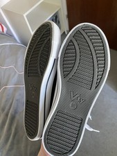 Es handelt sich um neue Sneaker aus der Filiale Deichmann, Größe 38.