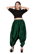 Einfarbige Bauchtanzende