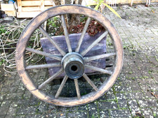 Wagenrad aus Holz, braun mit