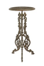 Ein gusseiserner Gartentisch