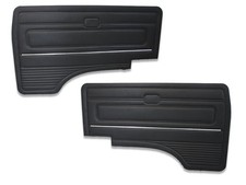 Schwarze Türverkleidungen