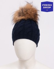 UVP125€ IL GUFO Kinder Woll Beanie Mütze Gr. 56 Zopfmuster Finn Waschbär Fell Bommel