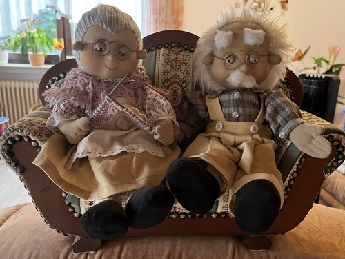 Oma und opa mit sofa - opa,