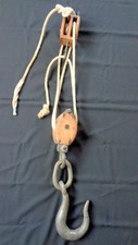 Antiker  Flaschenzug mit zwei Umlenkrollen u. Haken Tajen Industriedesign