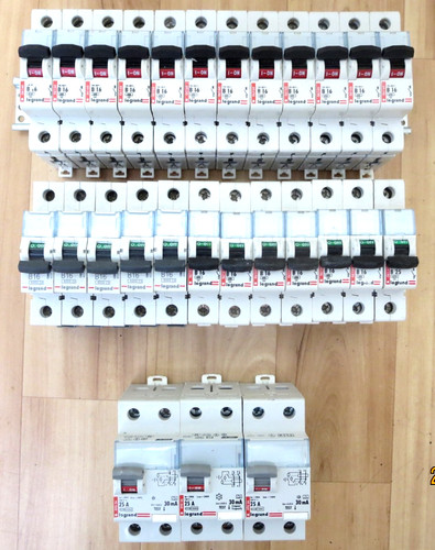 Schutzschalter und 24 - 3,