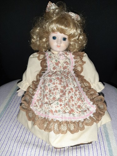 Vintage gilde porzellanpuppe - vintage,